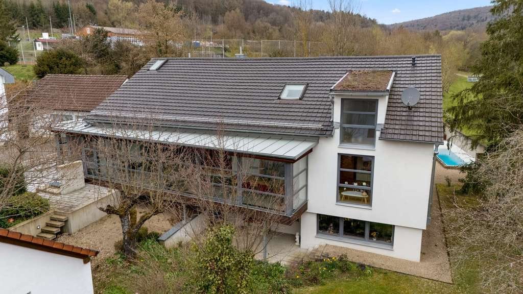 Immobilie in Ebermannstadt - Traumhafte Lage! Saniertes Einfamilienhaus mit ELW, Pool und einzigartigem Grundstück - Bild 2