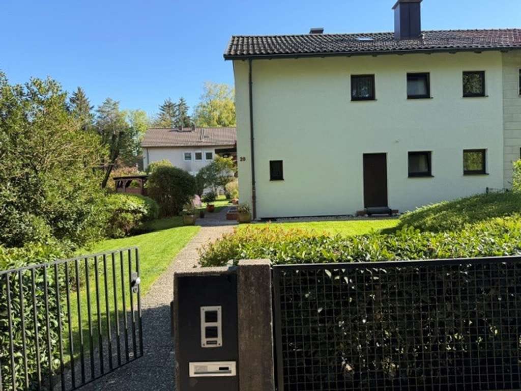 Immobilie in Traunreut - Doppelhaushälfte mit großem Garten in zentraler Lage - Bild 1