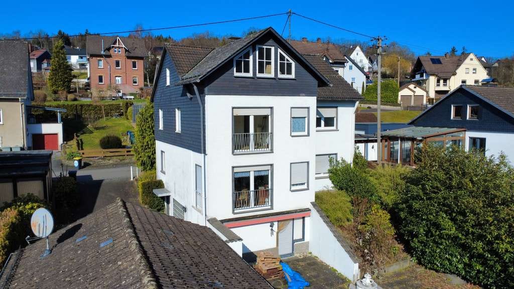 Immobilie in Kreuztal - Viel Platz für Ihre Ideen – Ein- bis Zweifamilienhaus mit großem Grundstück - Bild 0