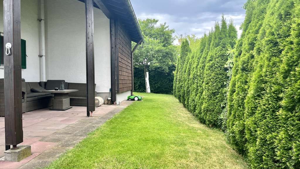 Immobilie in Bad Grönenbach - Isartaler Holzhaus in ruhiger Lage auf großem Grundstück mit Praxis - Bild 1