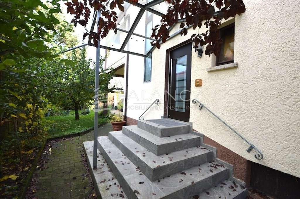 Immobilie in Stadecken-Elsheim - FALANGA IMMOBILIEN – 2 pfiffige und eigenständige Wohnungen und ein DG-Zimmer in Stadecken-Elsheim! - Bild 2