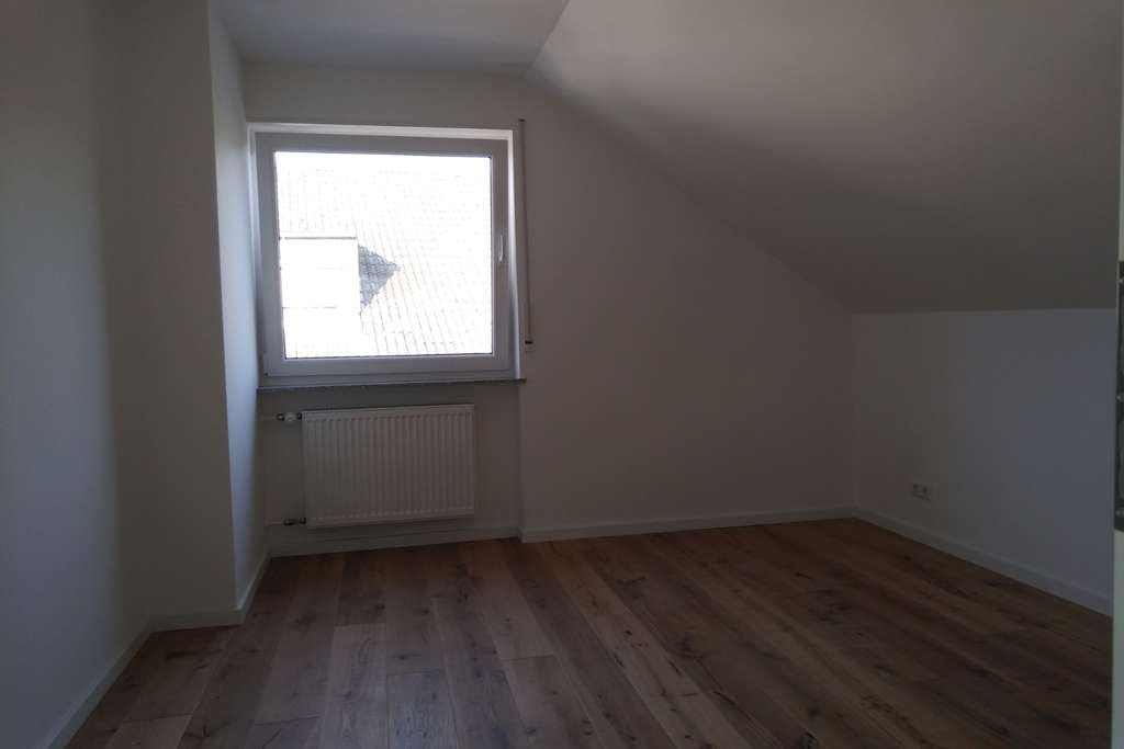 Immobilie in Karlsruhe - ++Raumwunder++4ZKB++DG Wohnung++neue Küche++renoviert++WG tauglich - Bild 1