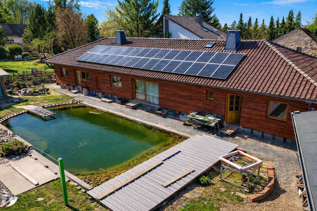Immobilie in Wermsdorf - Großzügiges Zweifamilienhaus mit Photovoltaik, Solarthermie & Schwimmteich - Bild 1