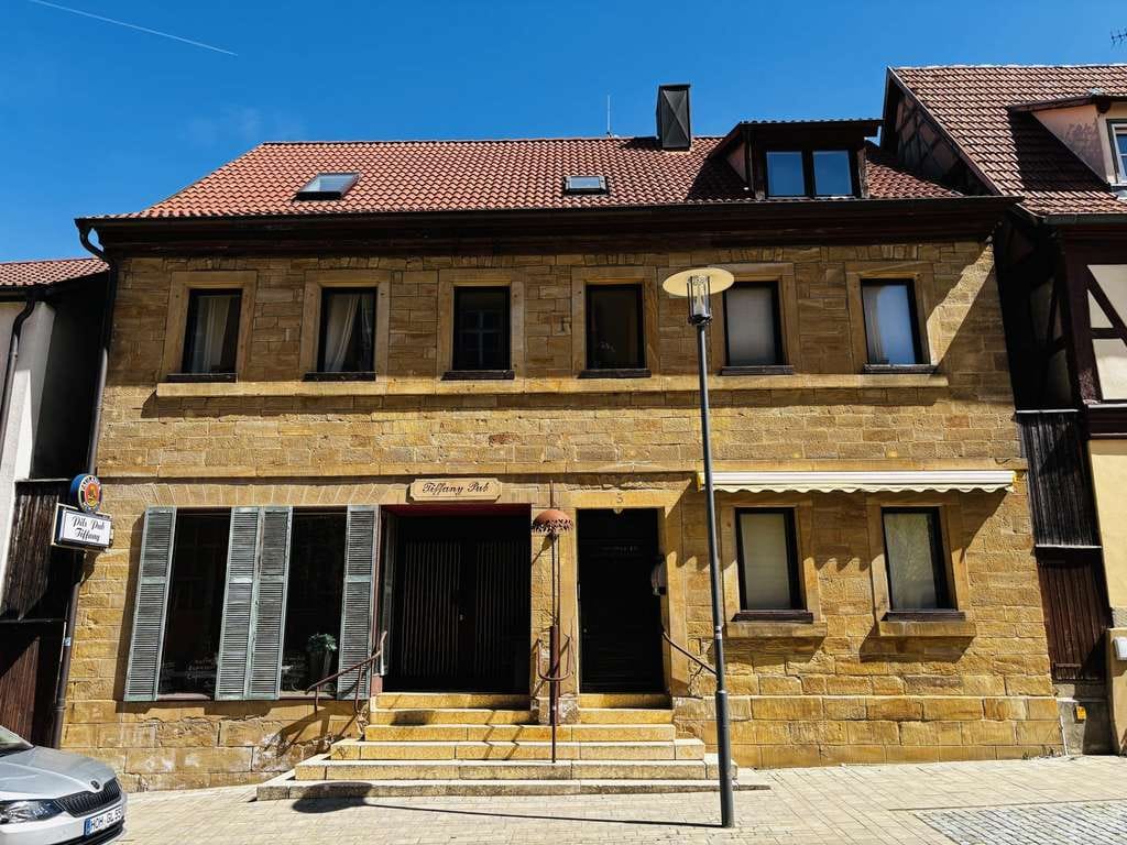 Immobilie in Hofheim in Unterfranken - Schmuckes Stadthaus mit Gewerbefläche im Erdgeschoss, 2 Wohnungen in den Etagen u. einem ruhig gele - Bild 2