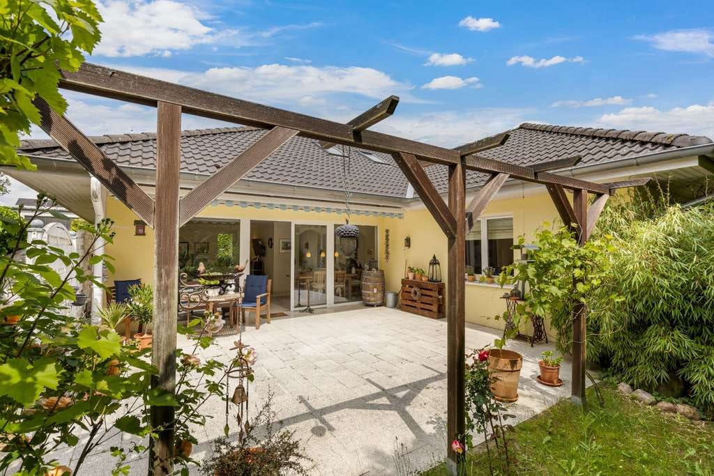 Immobilie in Kayhude - Energieeffizienter Walmdach-Bungalow in Kayhude vor den Toren Hamburgs - Bild 0