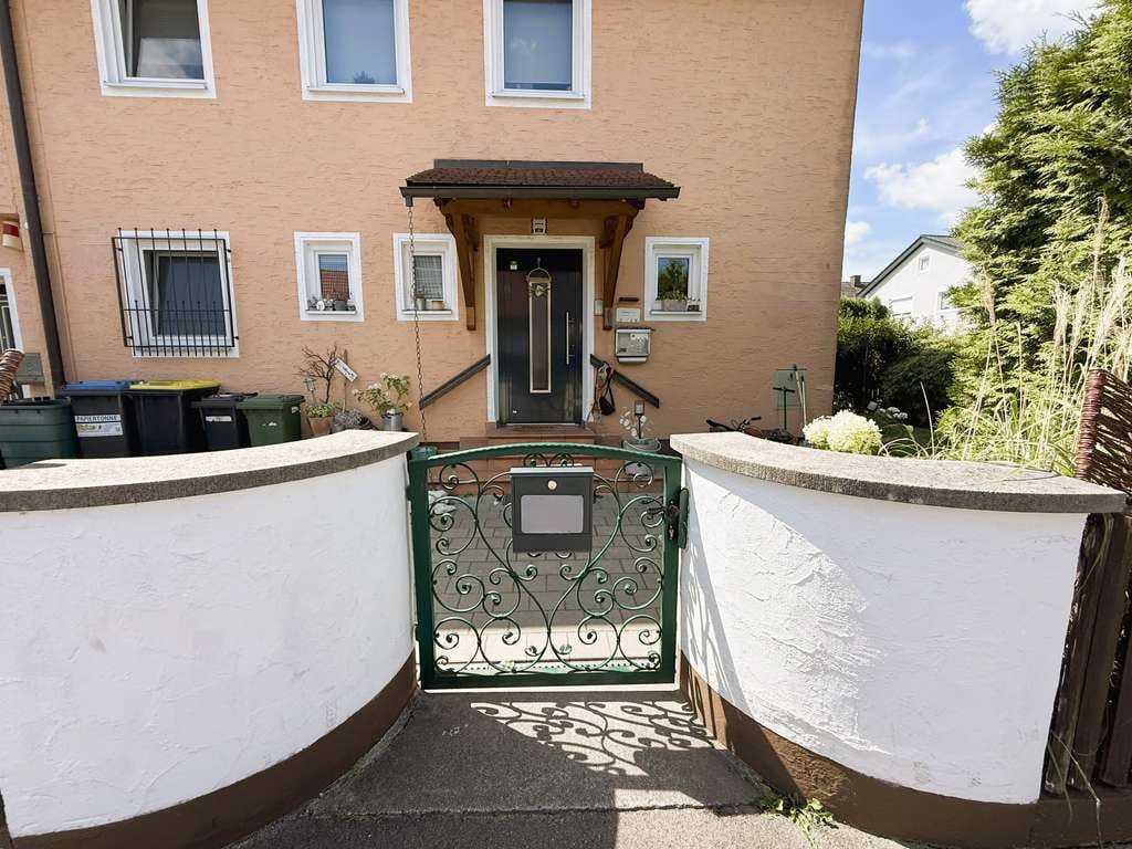 Immobilie in Schrobenhausen - Wohn-/  Geschäftshaus mit zwei separaten Wohneinheiten + eigener Gewerbeeinheit - Bild 0
