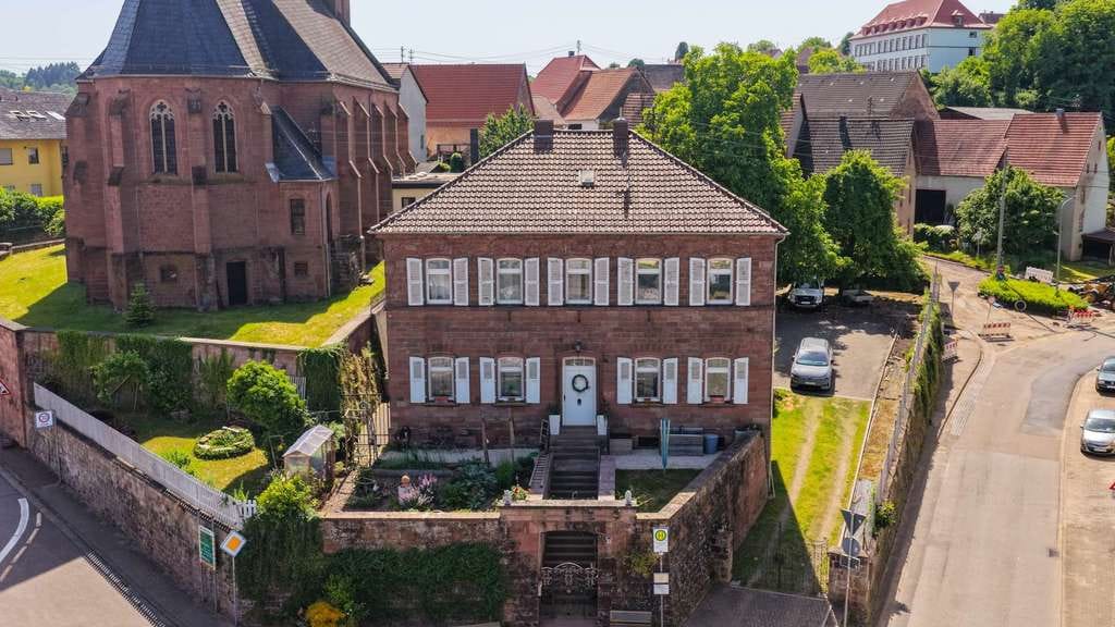 Immobilie in Rieschweiler-Mühlbach - Historisches Pfarrhaus von 1842 – stilvoll saniert, modern ausgestattet ein Ort zum wohlfühlen - Bild 0