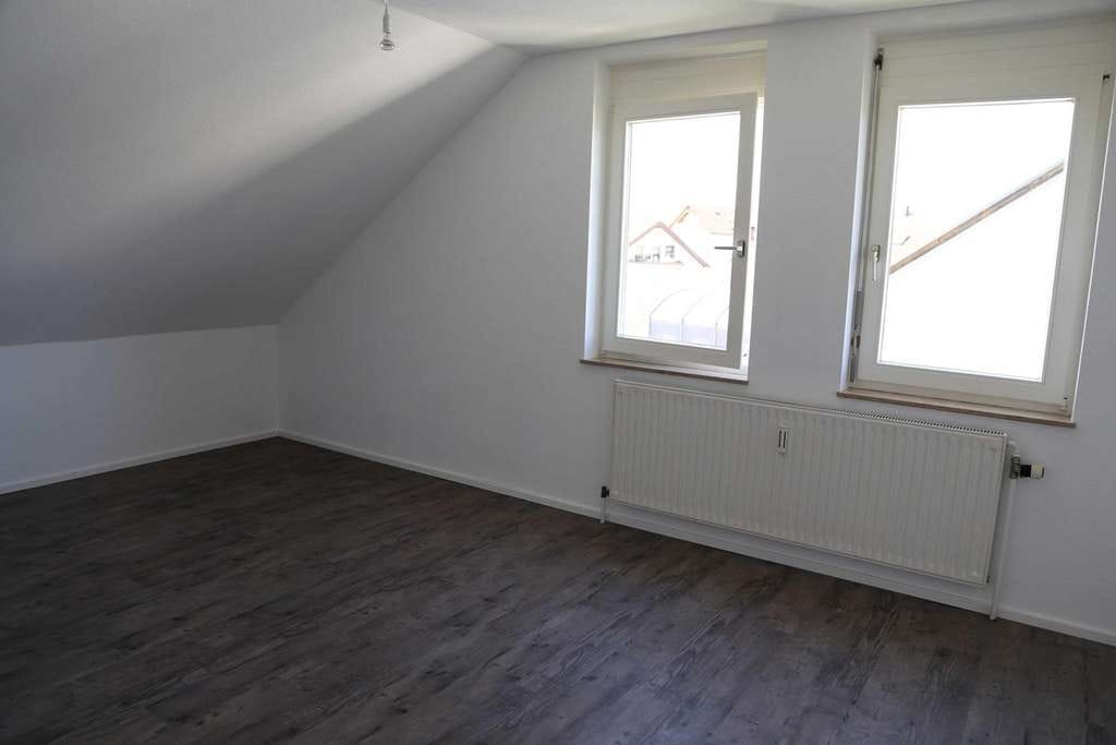 Immobilie in Oberstenfeld - Toll geschnittene helle Dachgeschosswohnung in Oberstenfeld provisionsfrei! - Bild 3