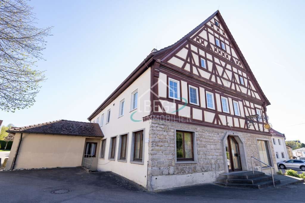 Immobilie in Michelbach an der Bilz - Historisches Wohn- und Geschäftshaus mit Charakter & Entwicklungspotenzial im Herzen von Michelbach - Bild 0