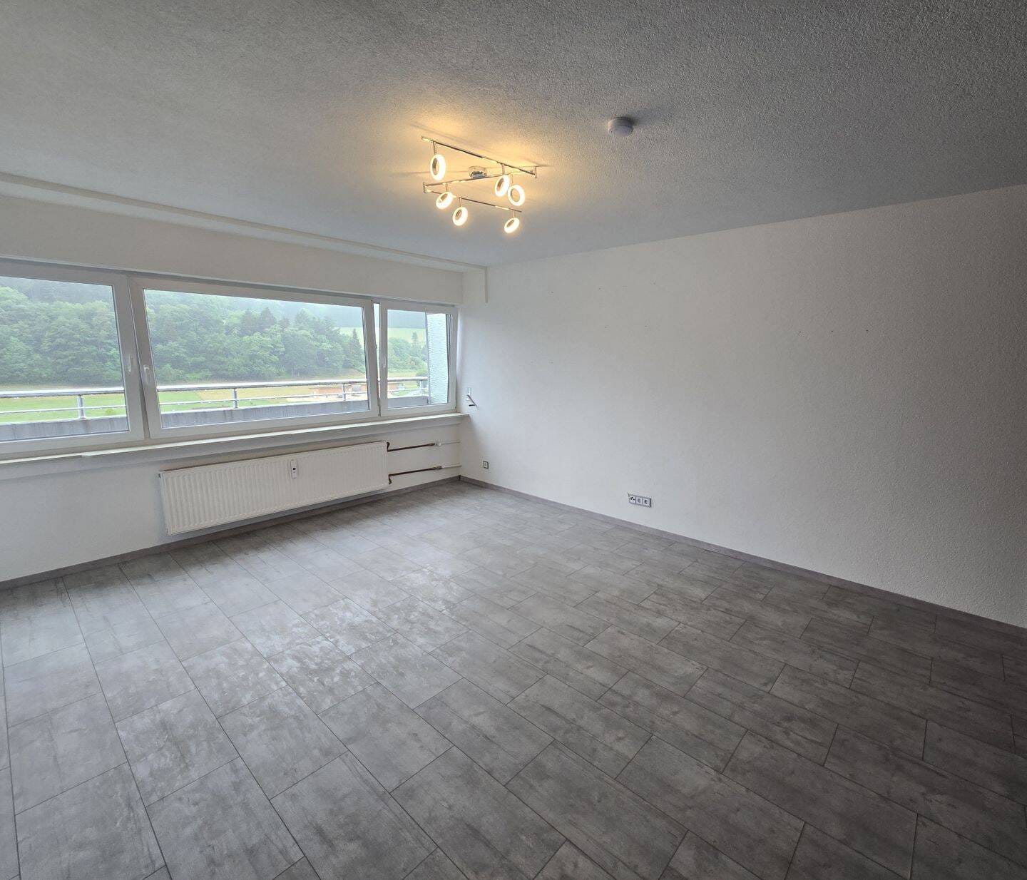 Immobilie in Oberkochen - Helle, renovierte Wohnung mit Balkon in Aussichtslage - Bild 1