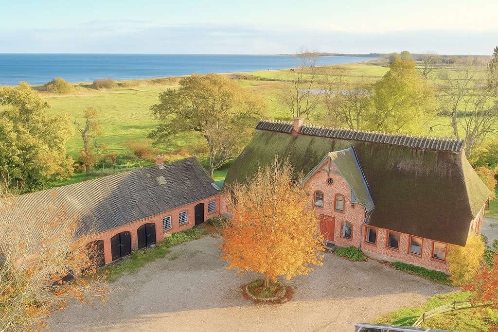 Immobilie in Kronsgaard - Eine absolute Rarität - Großes Reetdachhaus mit traumhaftem Ostseeblick - Bild 0