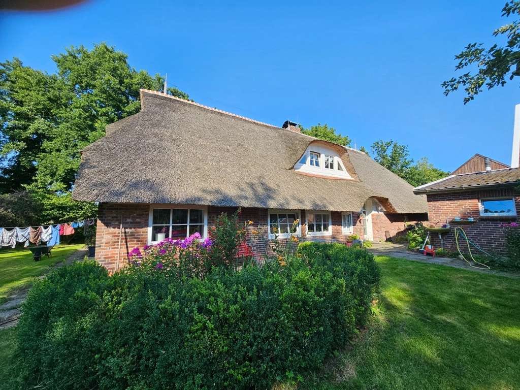 Immobilie in Ovelgönne - Reetdach-Romantik trifft Weitblick – ein Anwesen mit Charakter und Potenzial - Bild 0
