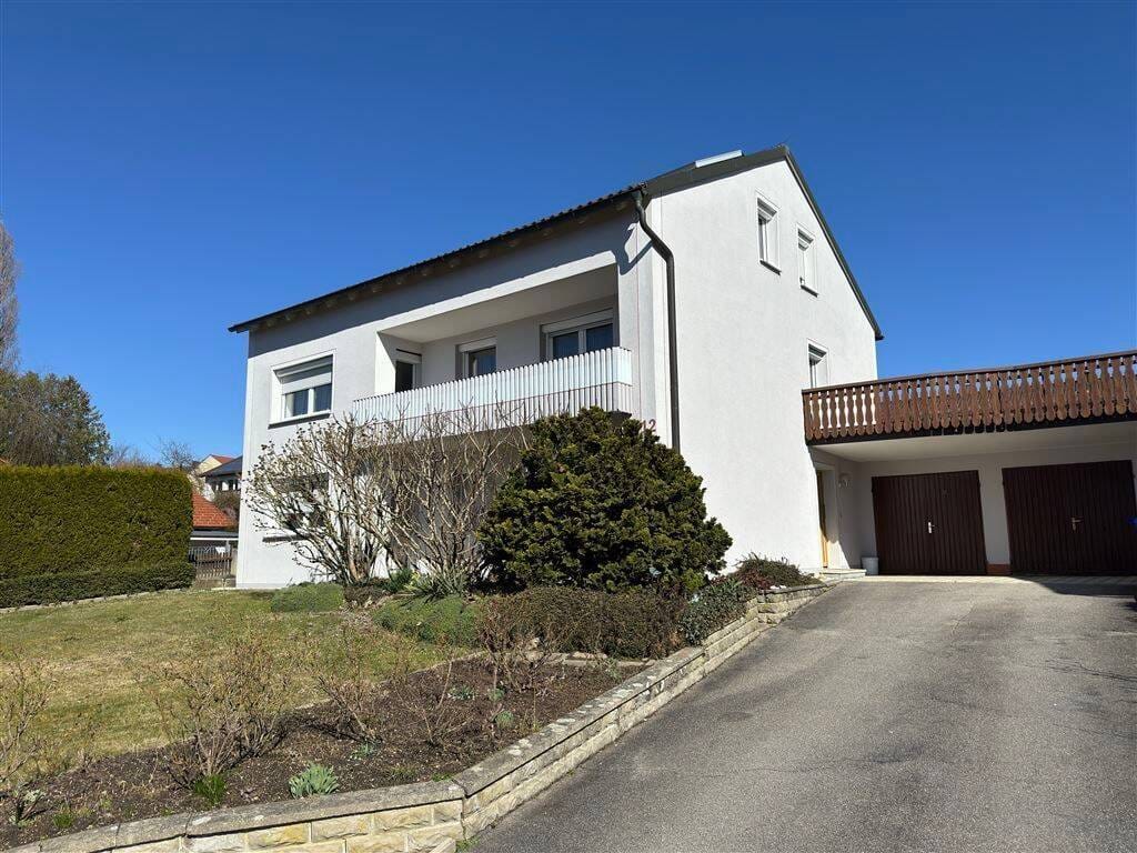 Immobilie in Burgkirchen an der Alz - Zweifamilienhaus mit Einliegerwohnung, großem Garten und viel Potenzial - Bild 0