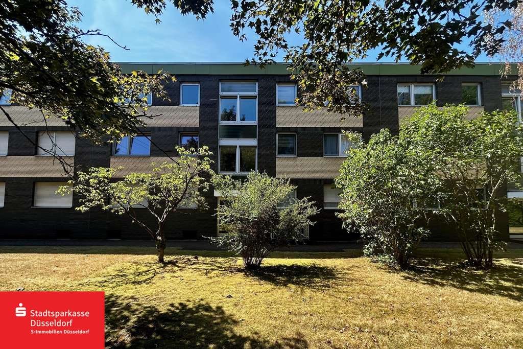 Immobilie in Meerbusch - Meerbusch: 3-Zimmerwohnung mit Balkon und viel Gestaltungspotenzial  - Bild 0