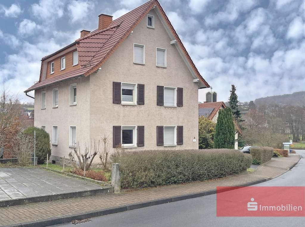 Immobilie in Eichenzell - Solide Kapitalanlage: Zweifamilienhaus in Eichenzell Rothemann mit viel Grünfläche - Bild 0