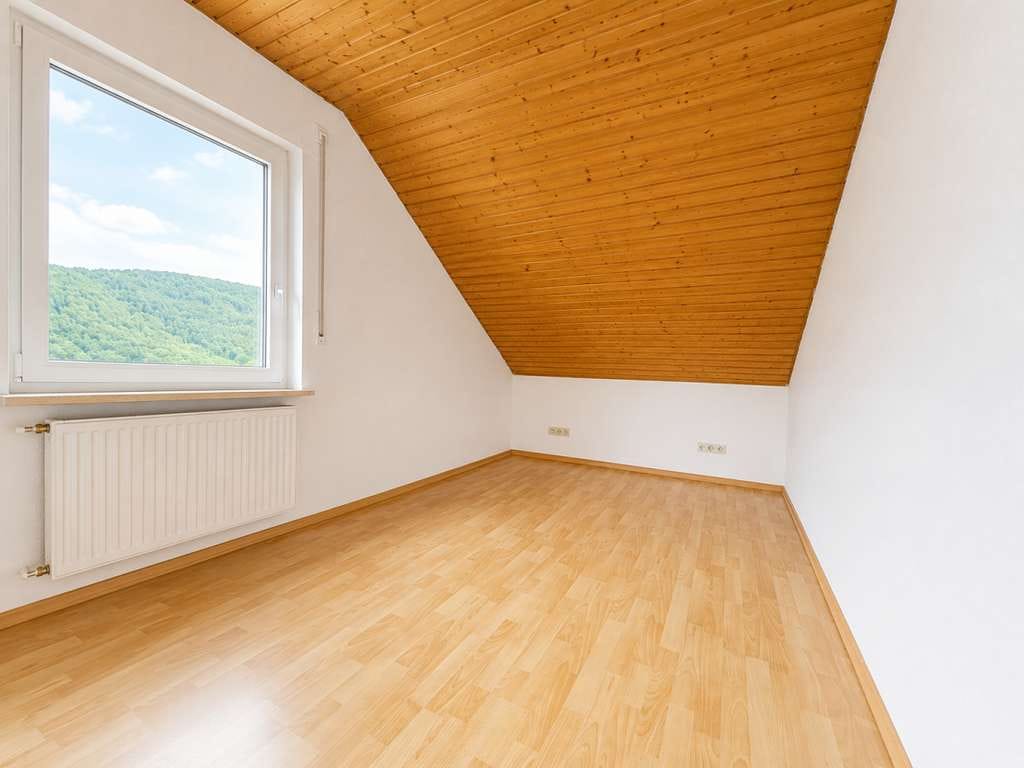 Immobilie in Lohr am Main - Attraktive 3-Zimmer-Wohnung im Dachgeschoss mit Stellplatz und Keller! - Bild 2