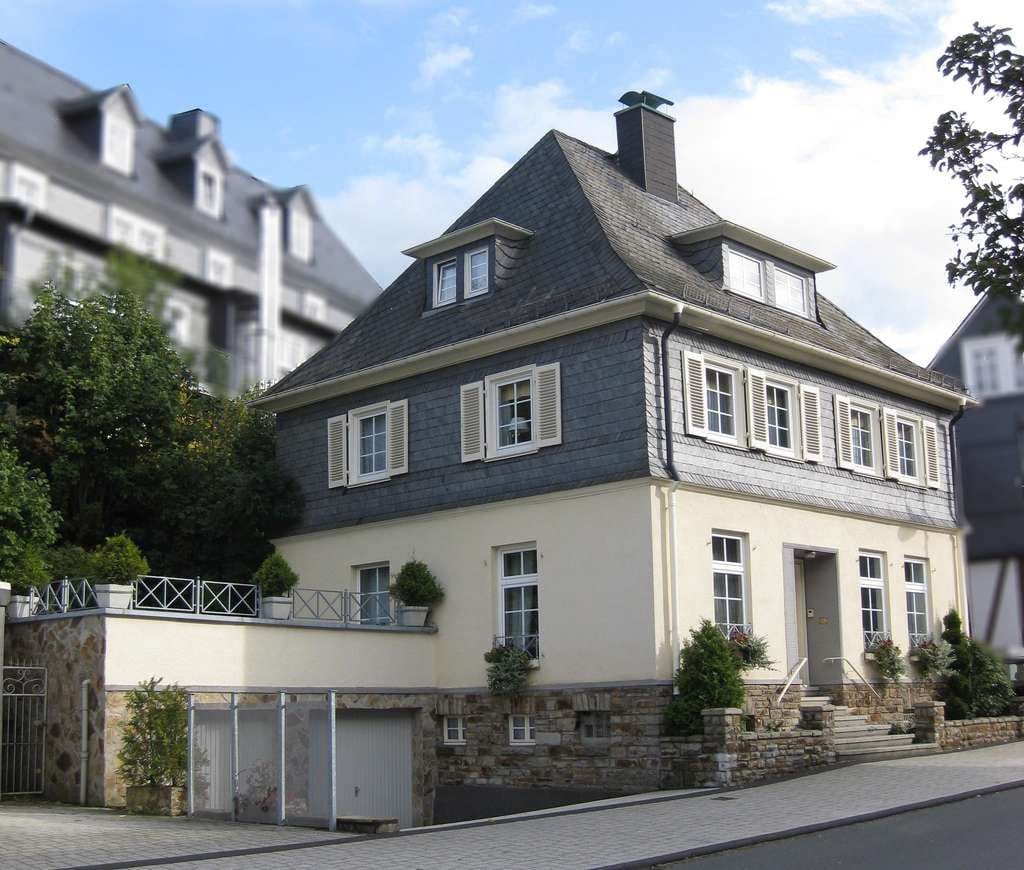 Immobilie in Burbach - Großzügiges Wohnensemble mit Einliegerappartement in zentraler Lage - Bild 1