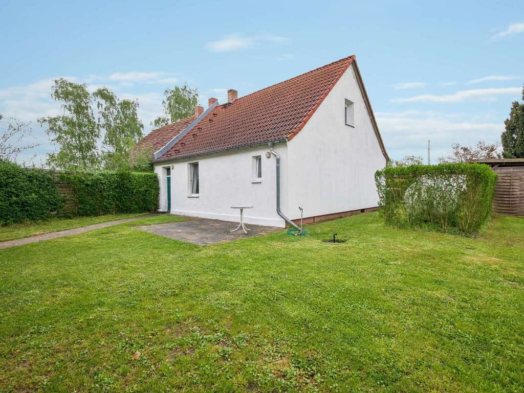 Immobilie in Friesack - Charmantes Reihenendhaus mit großem Grundstück und Entwicklungspotenzial - Bild 1