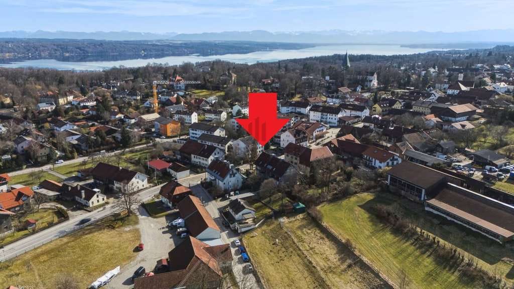 Immobilie in Pöcking - Wohnen auf zwei Ebenen: Lichtdurchflutete 2,5-Zimmer-Galerie-Wohnung (DG) im Herzen von Pöcking - Bild 1
