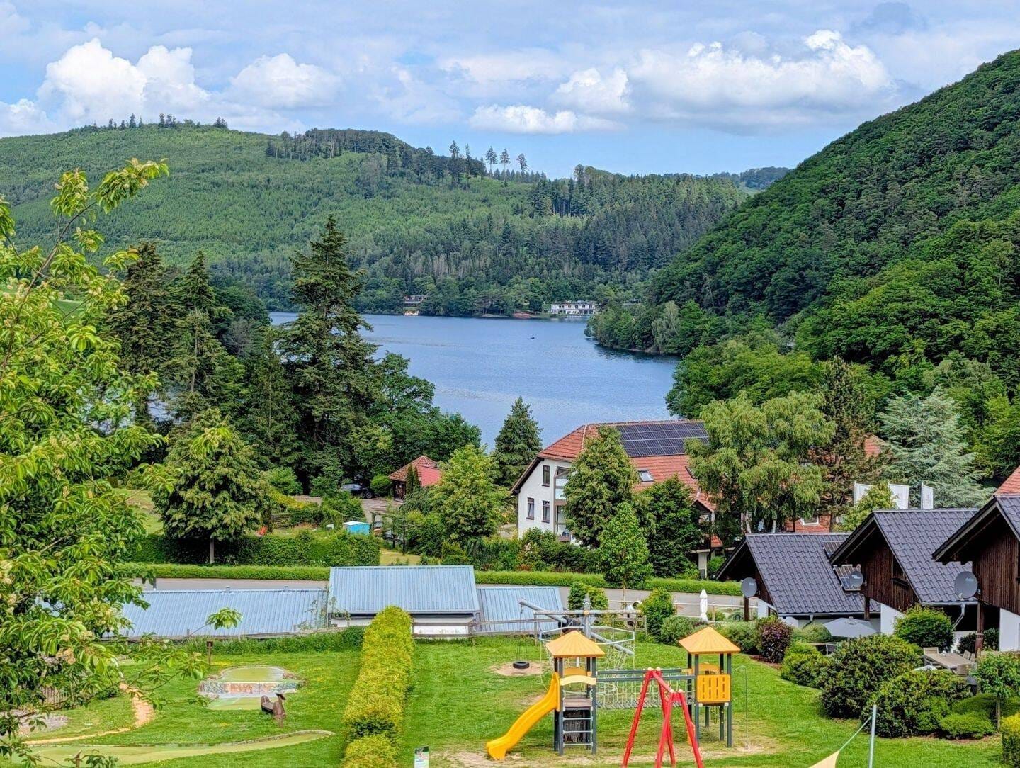 Immobilie in Diemelsee - Traumhafter Seeblick - Wohnhaus mit Einliegerwohnung am Diemelsee - Bild 1