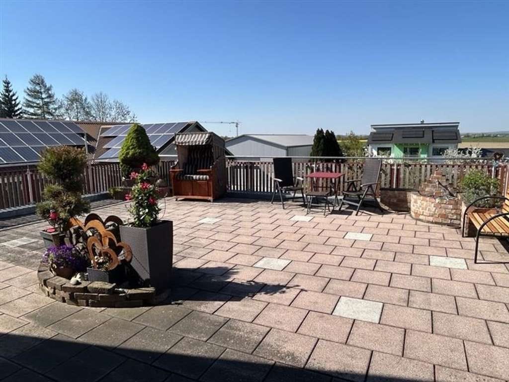 Immobilie in Holzheim - Modernes Wohnen für zwei Parteien – Haus mit großem Grundstück und mehreren Garagen - Bild 5
