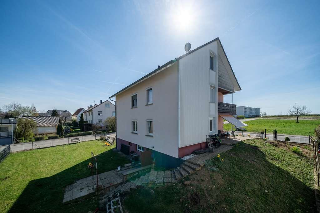 Immobilie in Tengen - Großzügiges Zweifamilienhaus mit Gartenfreude und Potenzial - Bild 3