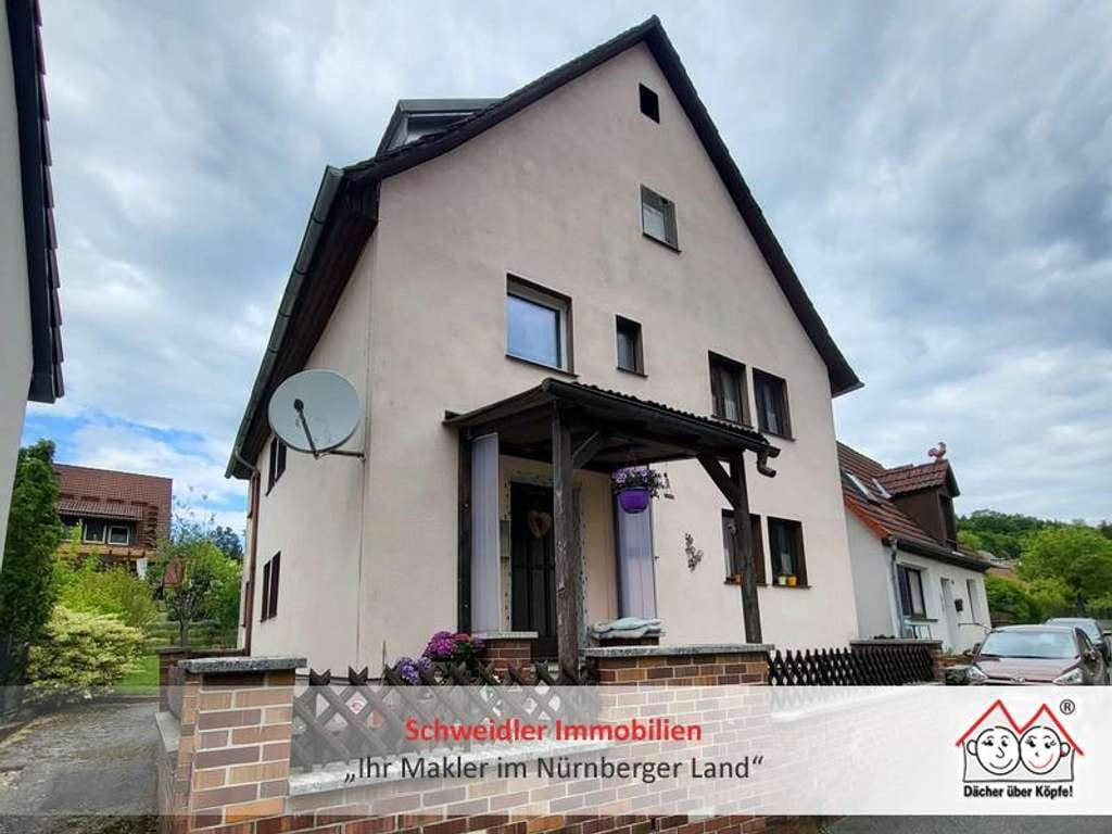Immobilie in Simmelsdorf - Preiswertes Zweifamilienhaus in Simmelsdorf/Hüttenbach mit Garten und Nebengebäuden - Bild 0