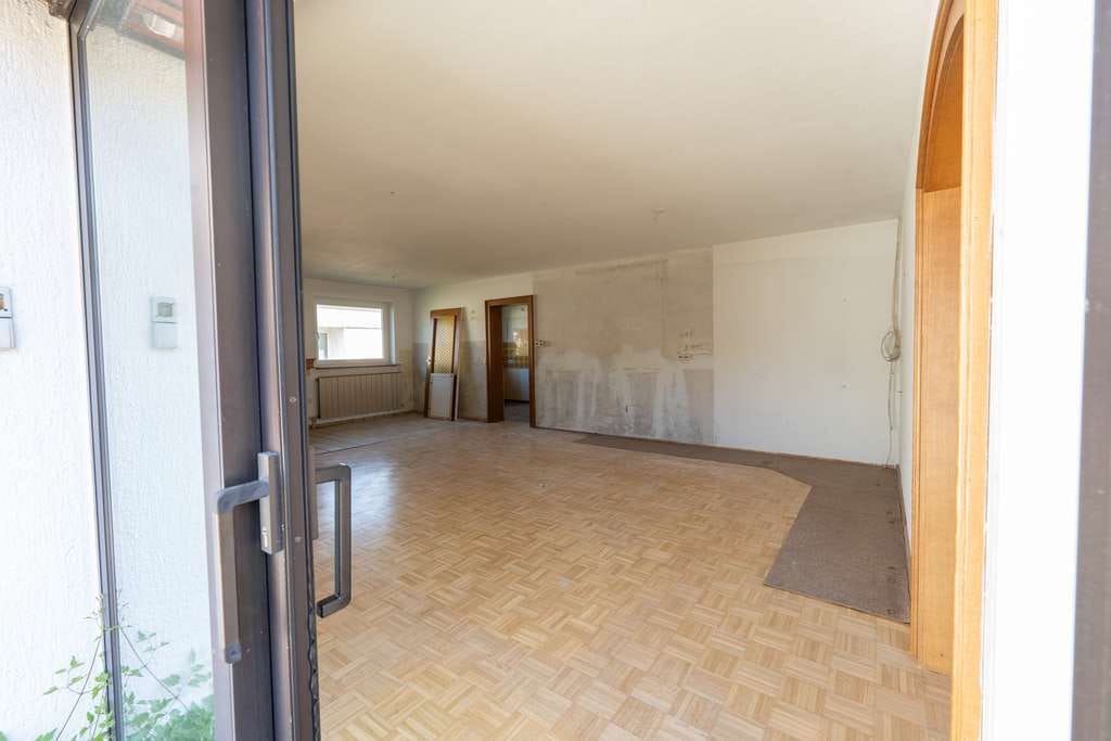 Immobilie in Freiburg im Breisgau - Bungalow mit viel Potential auf Erbpachtgrundstück - Bild 3