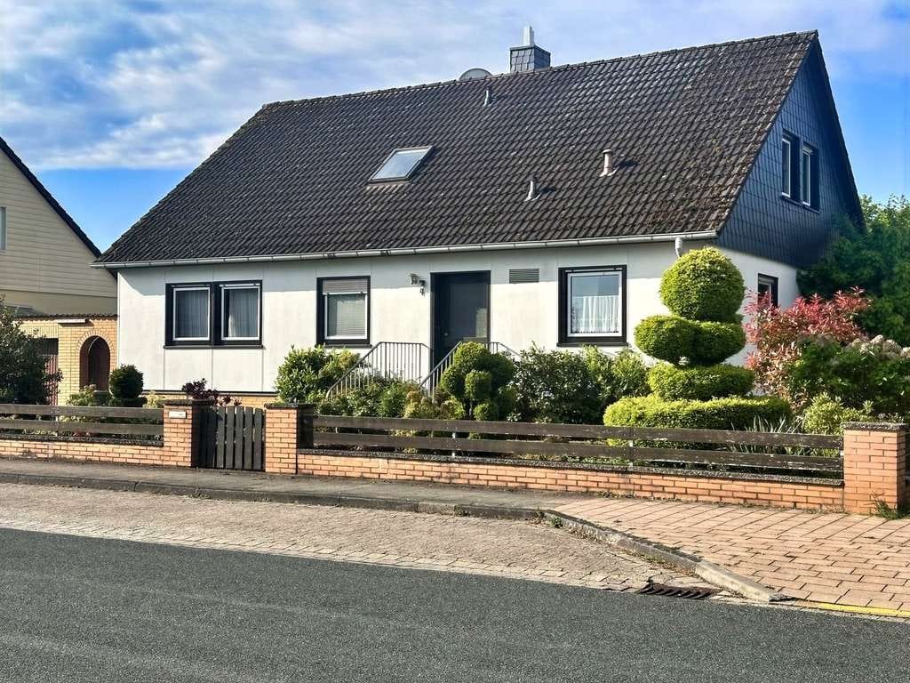 Immobilie in Nordstemmen - Charmantes Einfamilienhaus mit Kachelofen, Garage und Terrasse in Nordstemmen - Bild 1