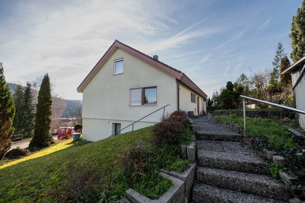 Immobilie in Rudersberg - Einfamilienhaus mit traumhaftem Blick – inklusive separater Mietwohnung im Dachgeschoss  - Bild 2
