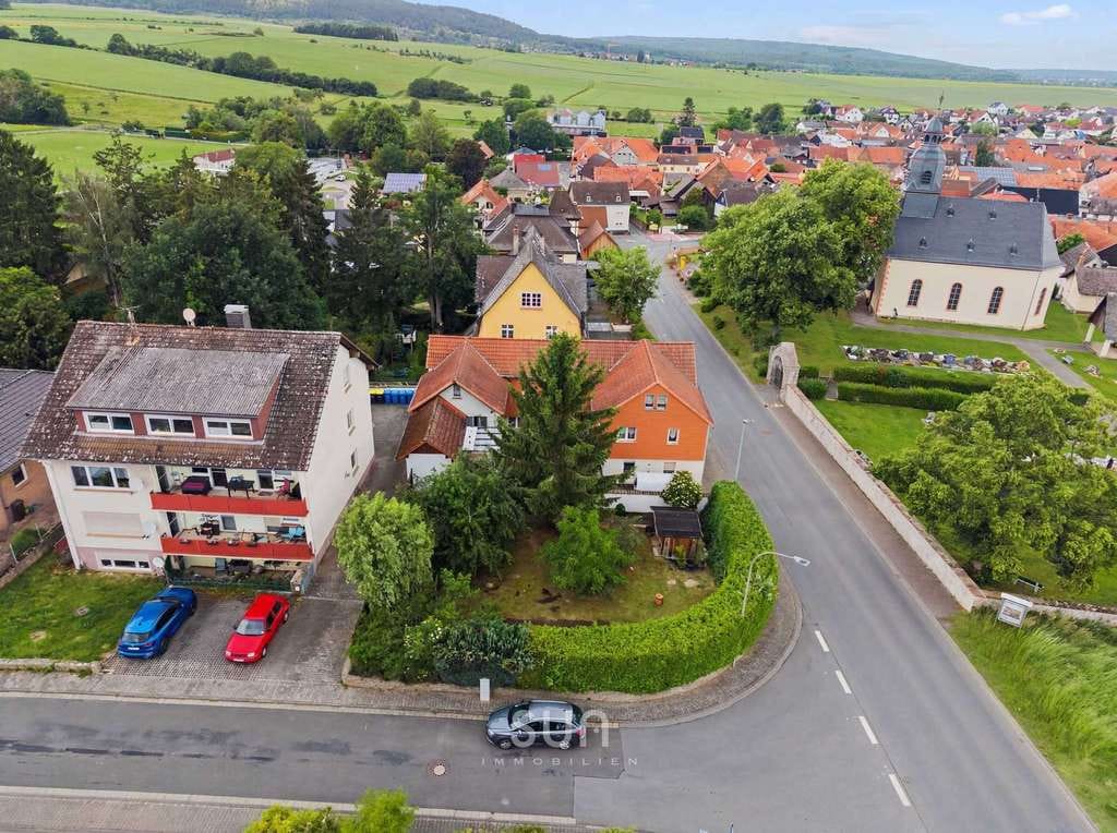 Immobilie in Butzbach - LANDLEBEN PUR IN BESTER FELDRANDLAGE! – Familienidyll mit Wintergarten, Weitblick und Natur - Bild 0