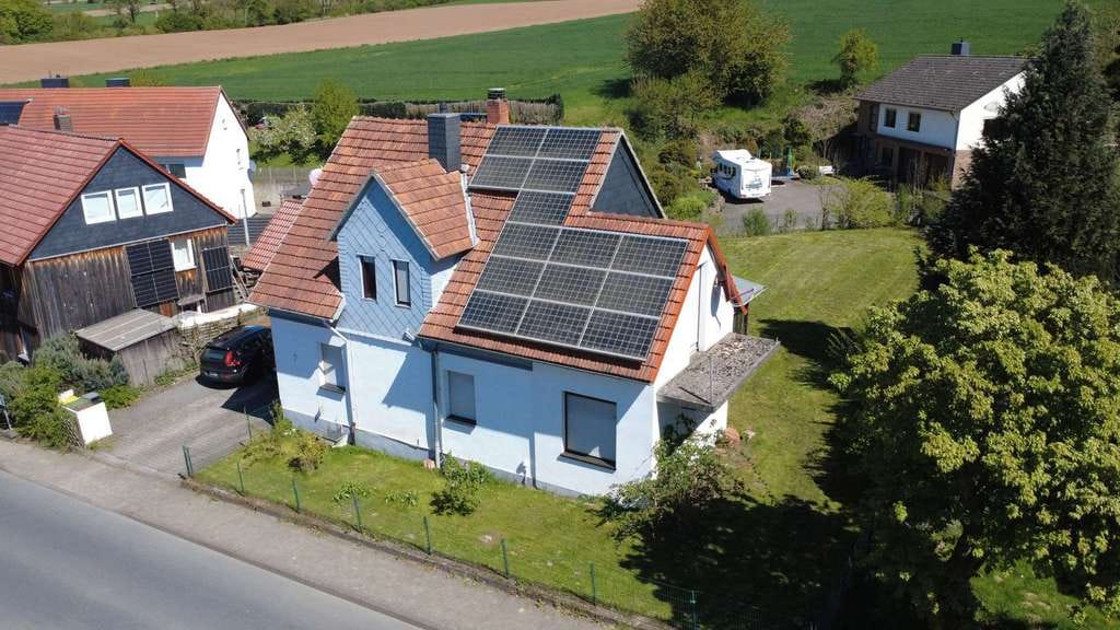 Immobilie in Hofgeismar - Charmantes Einfamilienhaus mit großem Garten, PV-Anlage & neuer Technik - 784 m² Grundstück - Bild 0