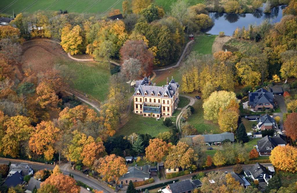 Immobilie in Moorrege - Zwei Häuser am Park – Wohnen & Vermieten gegenüber Schloss Düneck - Bild 2