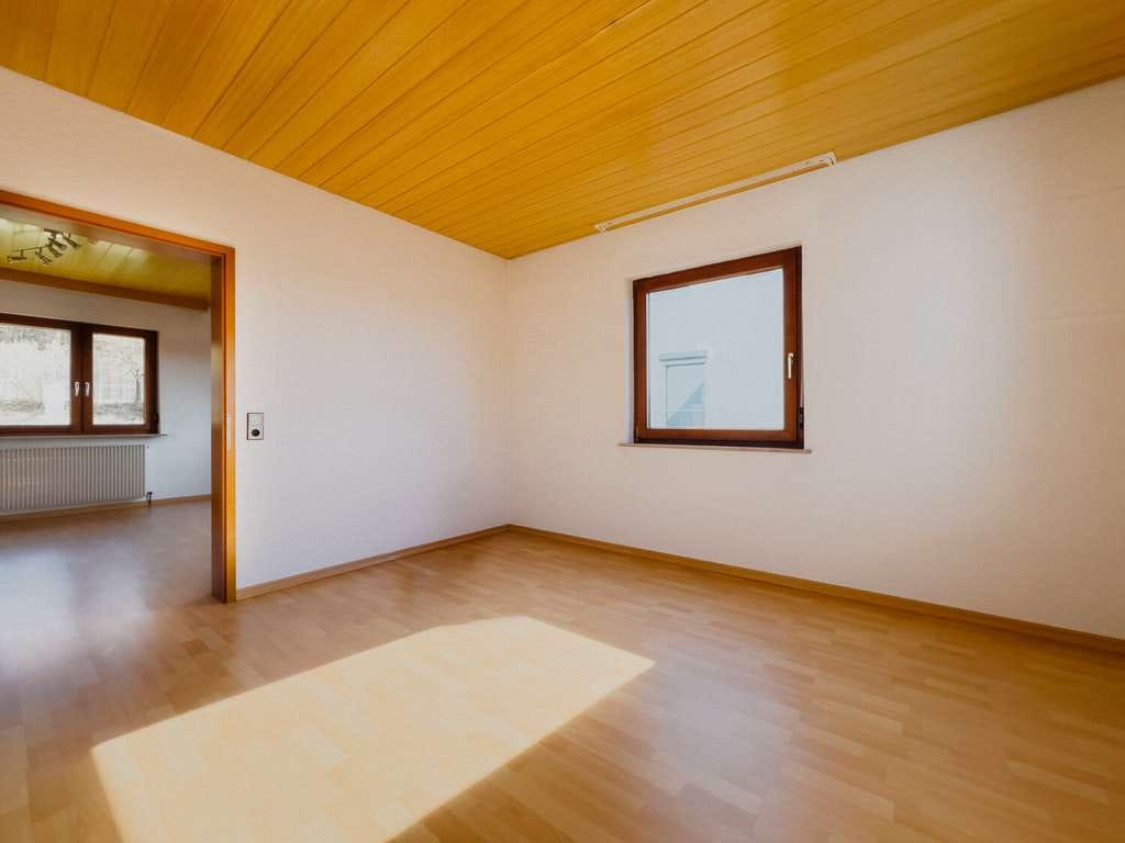 Immobilie in Bempflingen - Charmantes Wohnhaus im Stil der 50er-Jahre.
Ideal für große Familien und kleine Handwerksbetriebe. - Bild 3