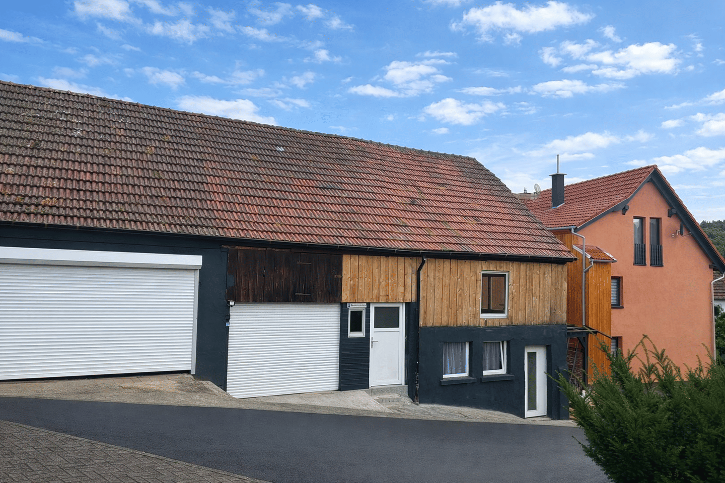 Immobilie in Sinntal - Großzügiges Einfamilienhaus mit viel Nutzfläche - komplett saniert, mit Terrassen, Garten & Garagen - Bild 1