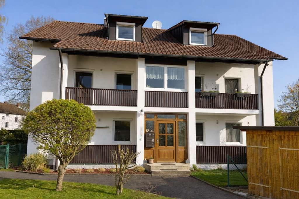 Immobilie in Oberreichenbach - Provisionsfrei* Mehrfamilienhaus mit 6 Wohneinheiten und Entwicklungspotenzial  in Oberreichenbach b - Bild 0