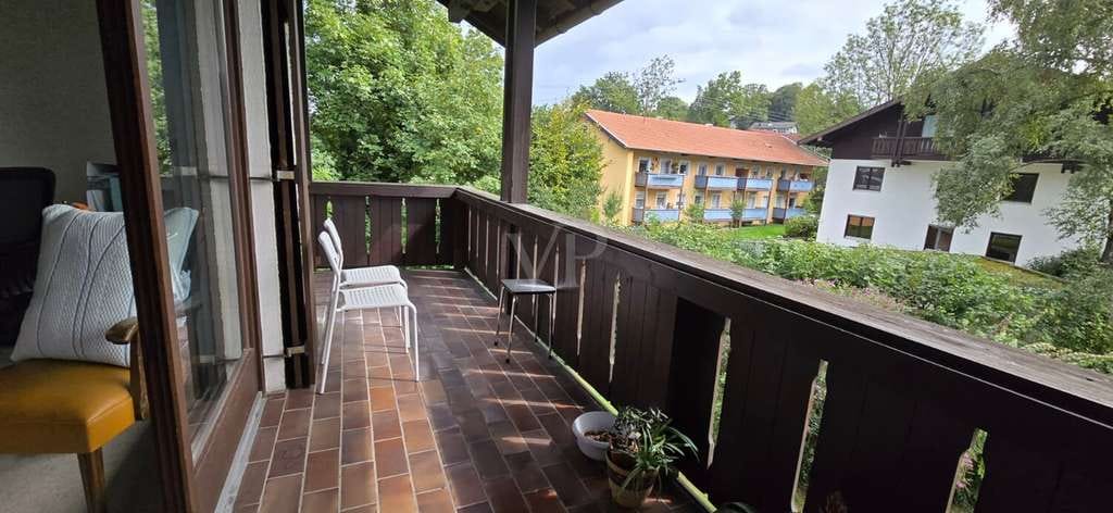 Immobilie in Chiemsee - Renovierungsbedürftige 2,5-Zimmer-Wohnung mit großem Balkon und Tiefgaragenstellplatz - Bild 1
