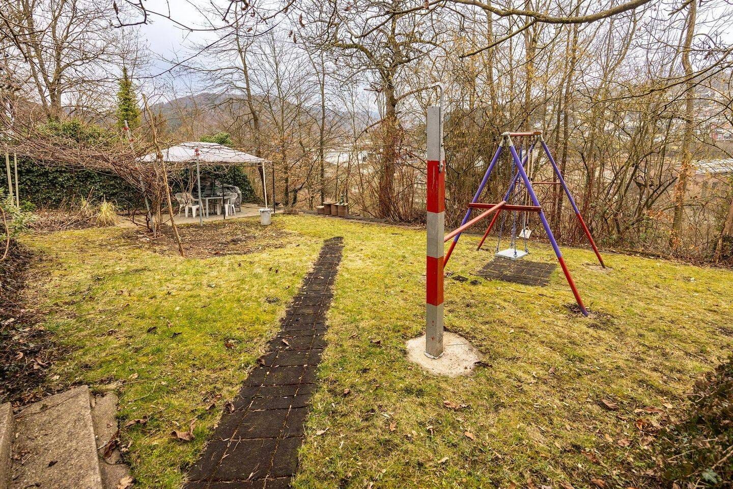 Immobilie in Werdohl - Ein-/Zweifamilienhaus mit Doppelgarage, Hof zum Parken, Garten und Ausblick - Bild 1
