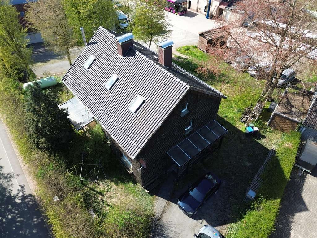 Immobilie in Hessisch Oldendorf - Ihre Chance: Dreifamilienhaus mit Garten, Balkon & zwei freien Wohnungen - Bild 1