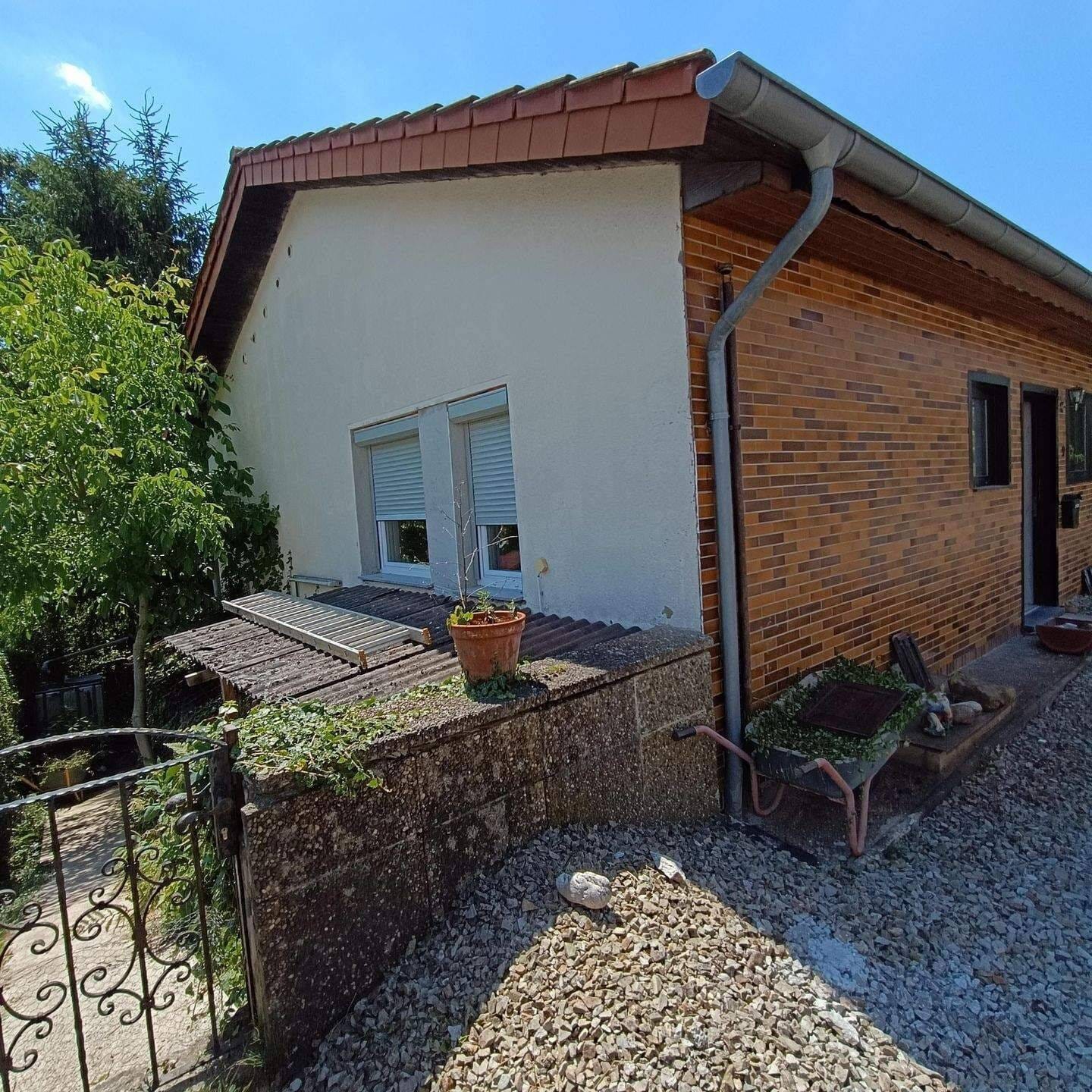 Immobilie in Heusweiler - 2 Häuser mit 3 Garagen und Garten zu 1 Preis in 66265 Heusweiler, Ortsteil Lummerschied, zu verkaufen - Bild 2