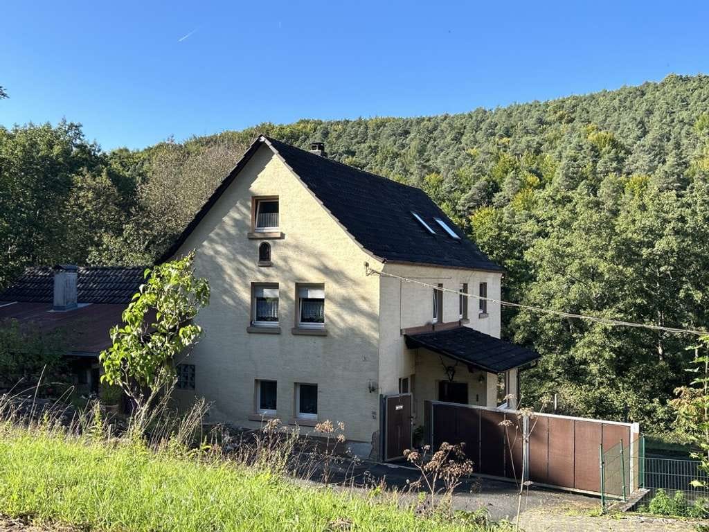Immobilie in Leidersbach - Mitten in der Natur: Gemütliches Wohnhaus mit großem Grundstück und Blick ins Grüne! - Bild 0