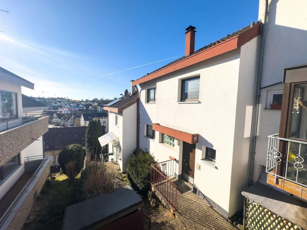 Immobilie in Ostfildern - Schönes Reihenhaus mit bis zu 3 Garagen! 
-Ostfildern, Scharnhausen - Bild 0
