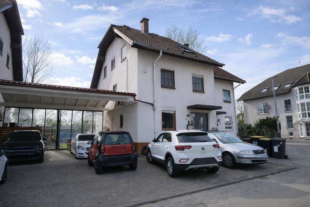 Immobilie in Gau-Bischofsheim - Maisonette-Wohnung mit Garten & großem Carport! - Bild 1