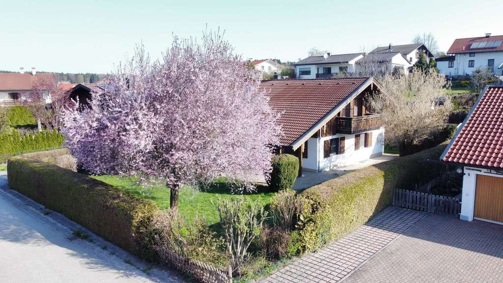 Immobilie in Nußdorf - Bei Chieming am Chiemsee - Landhaus mit 900qm uneinsehbarem sonnigen Gartengrundstück – Doppelgarage - Bild 2