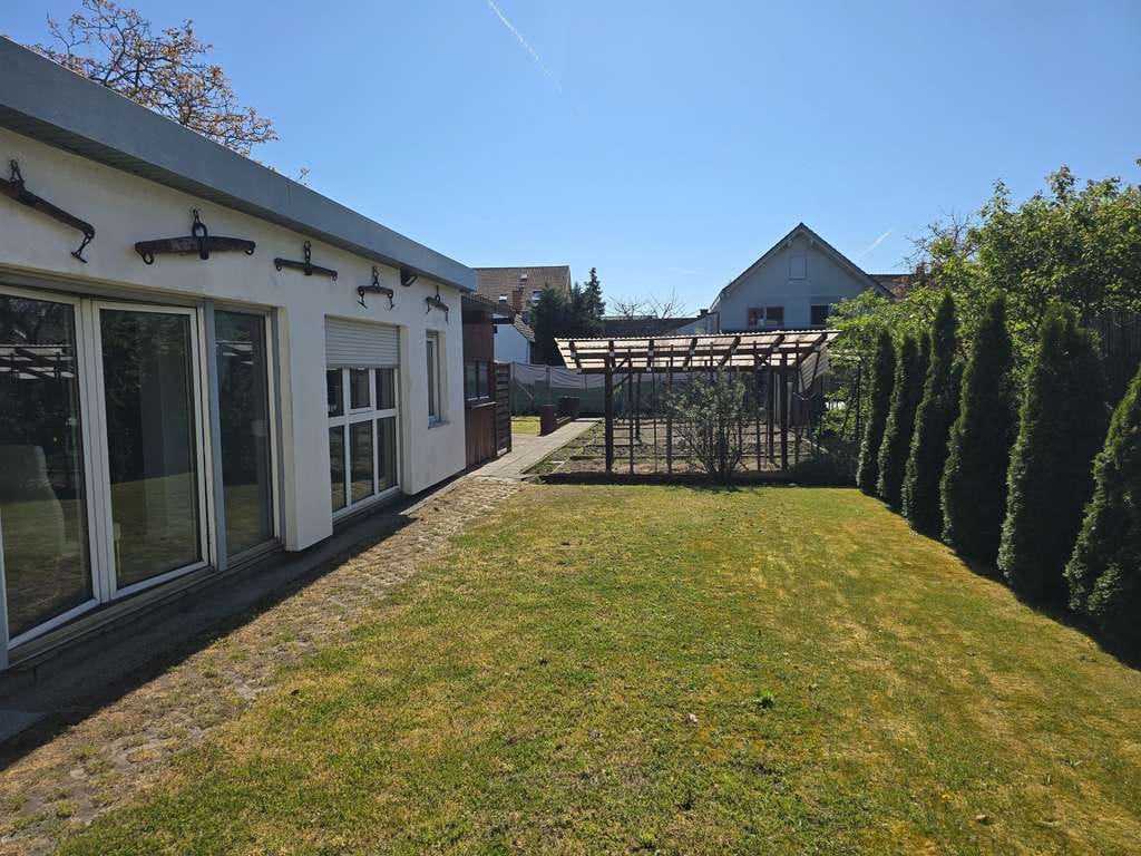 Immobilie in Graben-Neudorf - Wohn- und Geschäftshaus mit Hoffläche, Garten und Schwimmbadhalle - Bild 1