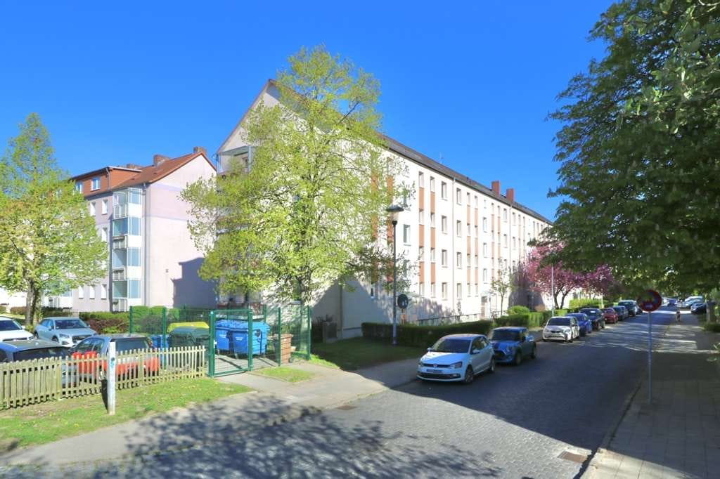 Immobilie in Lambrechtshagen - Gemütliche ca. 60 m² große 3-Raum Wohnung im Hochparterre, Balkon im ruhigen Stadtgebiet Reutershage - Bild 1