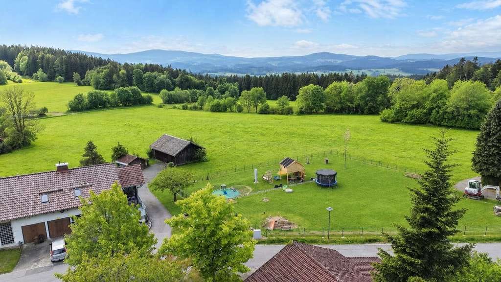 Immobilie in Eppenschlag - Großzügiges Anwesen mit 300 m² Wohnfläche, Waldgrundstück, Wohnmobil-Garage und PV-Anlage mit 18KW - Bild 2