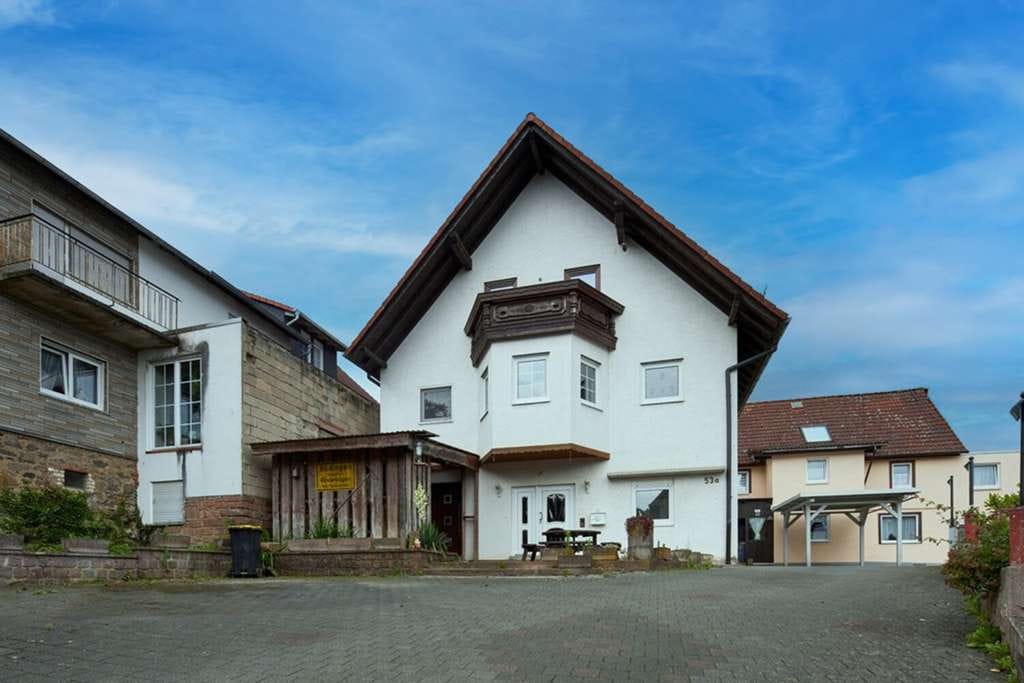 Immobilie in Büdingen - Nachhaltiges Familienidyll mit Einliegerwohnung und Weitblick - Bild 1