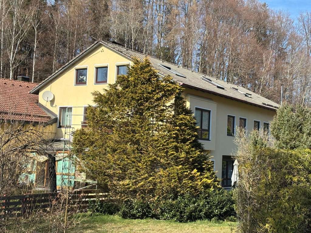 Immobilie in Kochel am See - Kochel: Renovierte 2-Zimmer-Wohnung im Dachgeschoss in ruhiger, sonniger Wohnlage - Bild 0