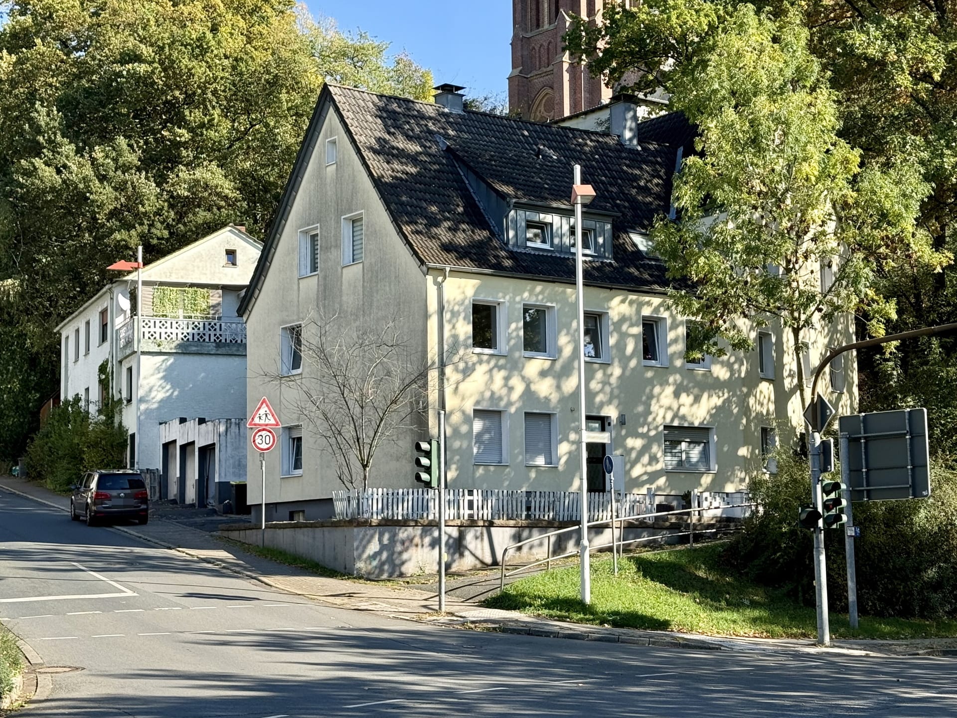 Immobilie in Fröndenberg/Ruhr - Fröndenberg-Mitte: Mehrfamilienhaus mit drei Garagen in zentraler Lage - Komplett vermietet! - Bild 0
